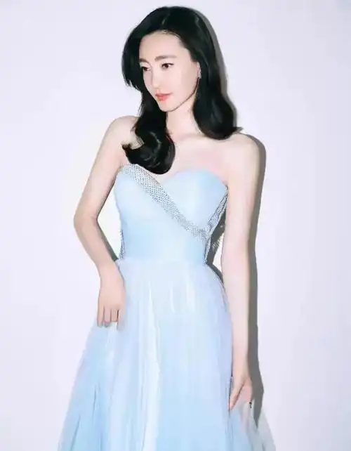 王丽坤品质盛典造型身穿淡蓝色礼服整体来说气质高冷