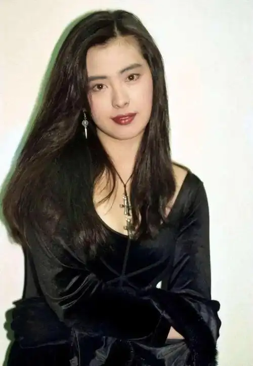 56岁王祖贤消失17年近照曝光:未婚无子,自成豪门,人到中年最该取悦的