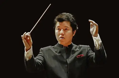 青年指挥家黄屹携中国爱乐乐团上演交响音乐会