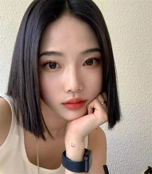 可爱爆表的韩式短直发,眉上刘海的设计,使得整个短发更可爱俏皮.