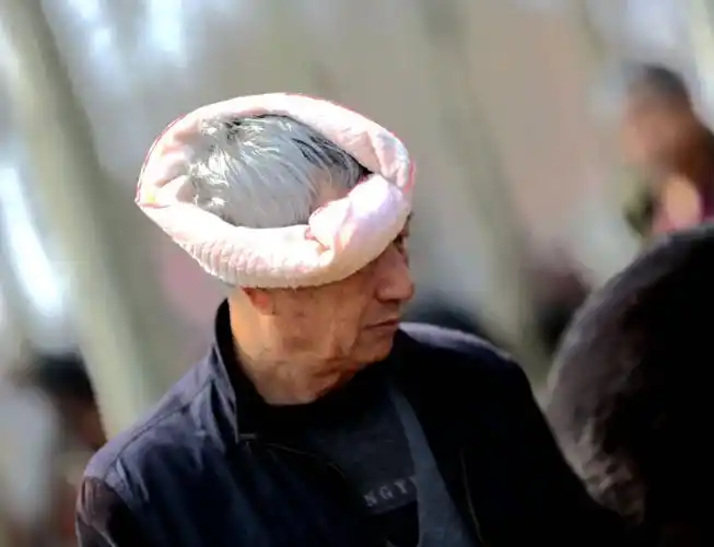 榆次东阳庙会上扎白羊肚毛巾的男人们