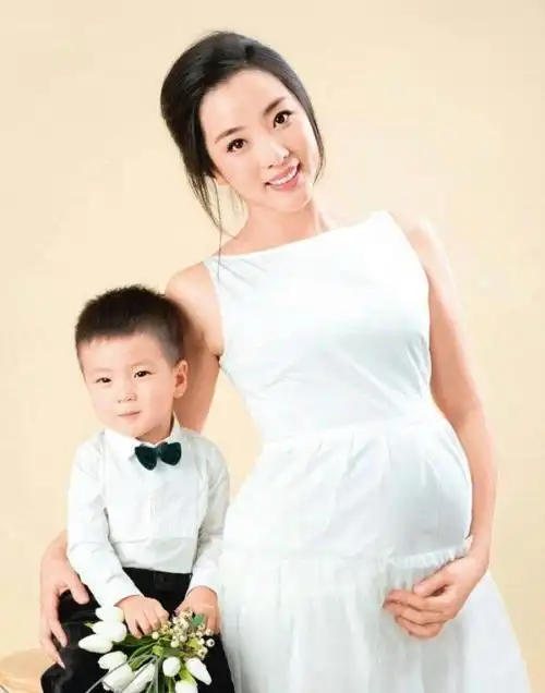 著名主持人李思思的老公是谁嫁65岁的老公魏文斌吗