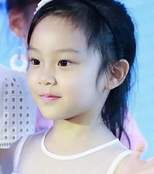 这张照片是之前我们的甜馨,参加活动的时候,她特意挑选了一个自己喜欢