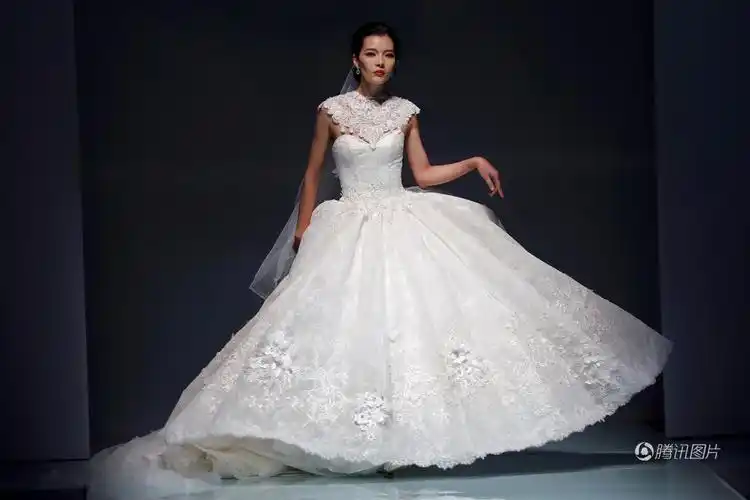 中国国际时装周 中西婚礼礼服同台竞技