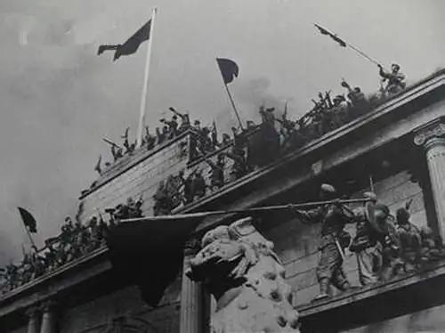 49年解放军占领南京国民党总统府旧照,战士们尽情欢呼胜利