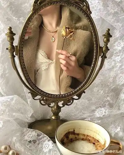 镜子里面的女人