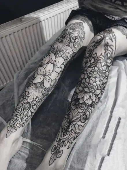 女生两腿上的成对黑灰花腿纹身图案3