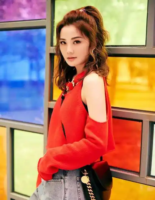 特别适合走轻熟风格的女生,而且蔡卓妍这款发型的长度也很不错,及肩的