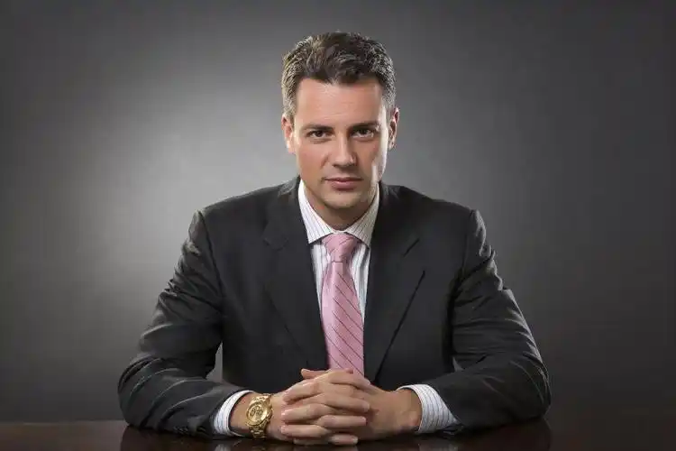 卧室里喝着威士忌的男人