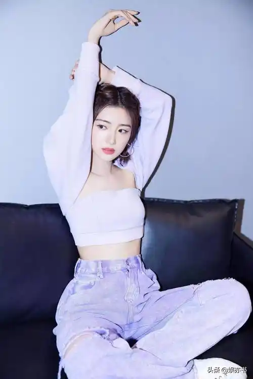 毛晓彤紫色糖衣长裤白色轻纱上衣配流苏短裤热辣来袭靓丽清新甜美