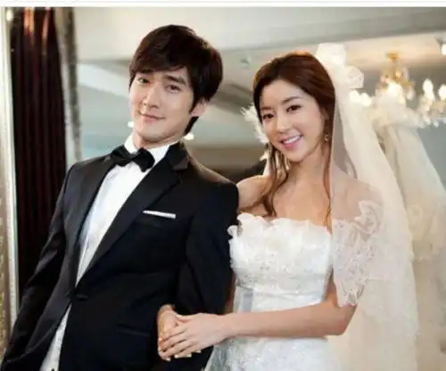 有韩国媒体报道,韩国艺人东方神起成员郑允浩的新恋情!