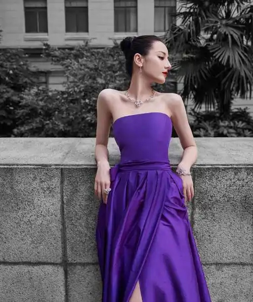迪丽热巴蝴蝶骨好明显,高挽发髻,一袭紫色抹胸礼服裙贵气迷人_时尚
