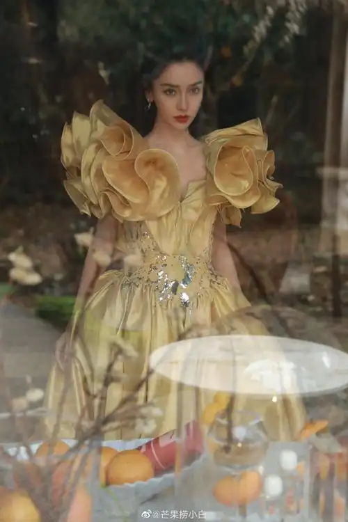 angelababy贝儿公主造型现身 金色尽显高贵