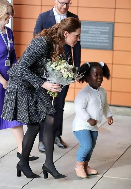 短到极限的裙子被风吹起来 - 冷思维