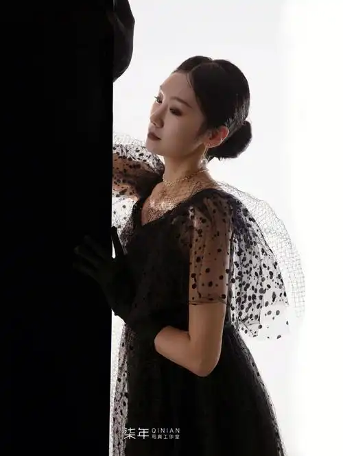 高贵冷艳的独特气质黑色礼服尽显神秘