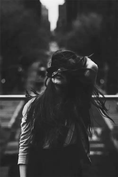 黑白性感长发美女伤感图片手机壁纸下载-非主流-手机壁纸下载-美桌网