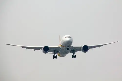 在雾霾中准备降落的飞机