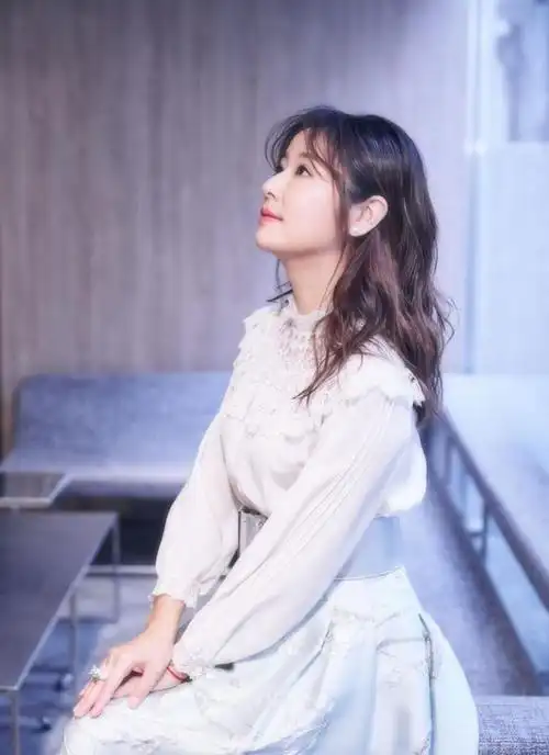 林心如一改温婉气质,黑天鹅造型出席电影节,霍建华同场却不合体|短发