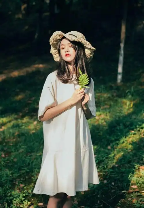 文艺森女系女孩清新唯美午后户外写真图片