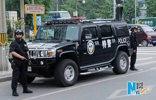 6月1日,北京特警"蓝剑突击队"驾驶悍马警车首都街头巡逻.