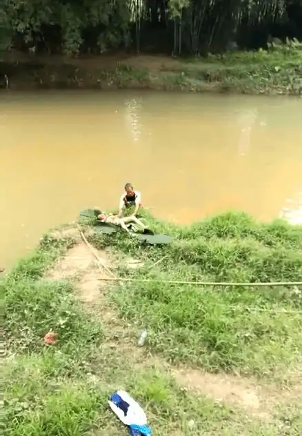 15名小学生私自下河游泳6人溺亡现场的家长一声声悲鸣呼叫着孩子的