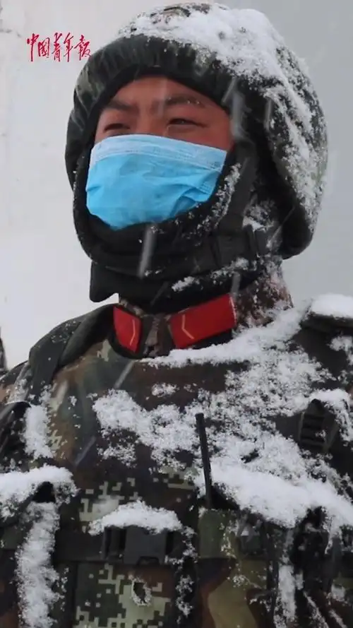 武警战士在漫天飞雪中为祖国和人民站岗!