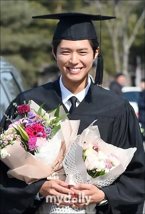 组图:朴宝剑大学毕业 身穿学士服英俊诱人