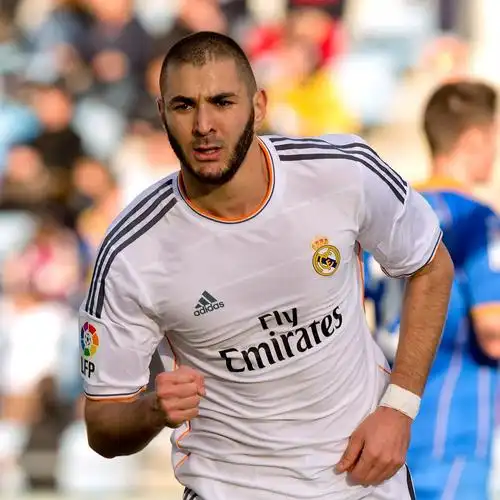 提示: karim benzema, 2018的平头发型的发型迷人 足球运动员