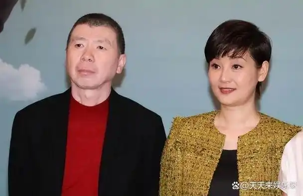 冯小刚尴尬了!欲牵手杨采钰,却被老婆中途徐帆截胡,网友:一出大戏