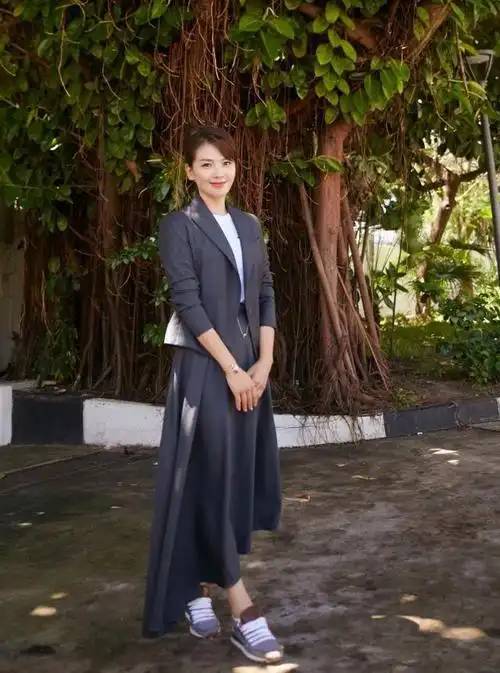 刘涛18岁素颜照 刘涛穿短裤录歌(4)