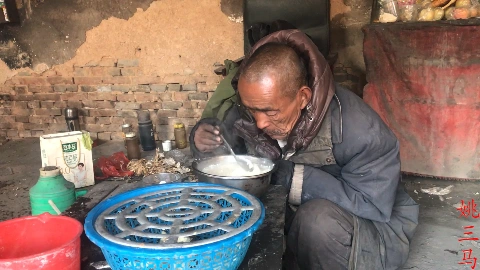 一口大锅,一把大米,农村孤独老人吃饭时刻,让人心疼!