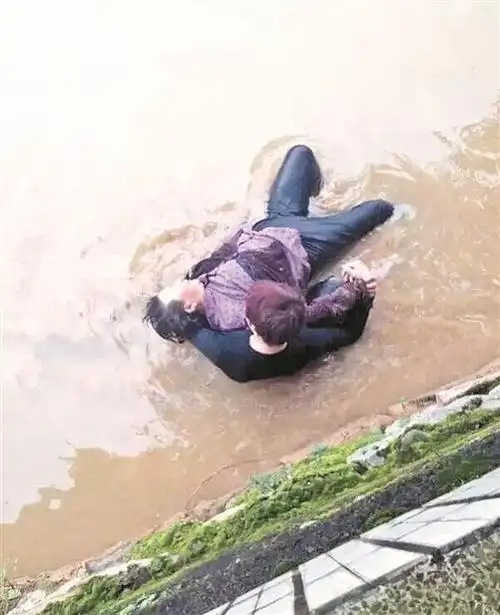 患病老太跳河轻生 德化小伙子奋勇救人