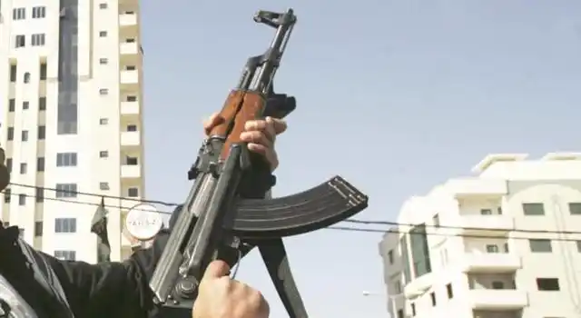 中南亚国家奇葩一幕:婚礼现场嘉宾手持ak朝天射击