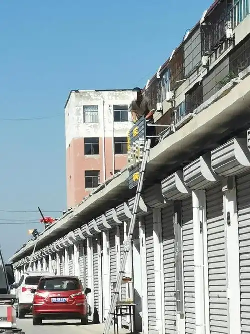 运城市盐湖区西城文妍农贸市场有限公司 垃圾清理不及时 高空作业未