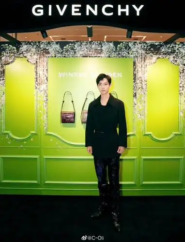 肖战这组图好看吗?这个发型emmmm咋肥四(第一帖,.