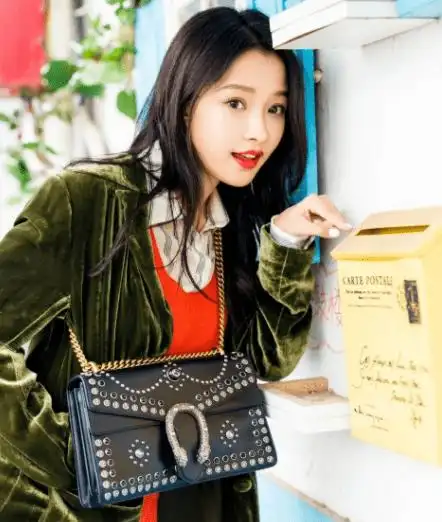 年纪轻轻就当妈,穿"肚兜"展露好身材,网友:董子健太有福了_孙怡_李沁