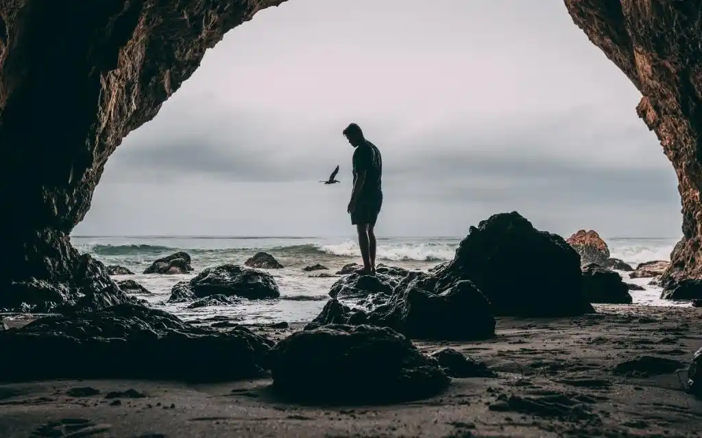 男子一个人在路上的背影