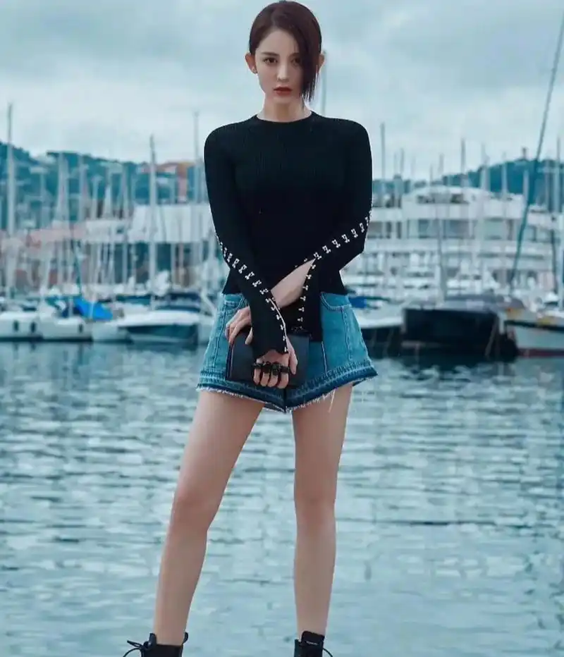 古力娜扎身穿黑色上衣搭配牛仔短裤,大秀美腿,又美又飒又迷人!