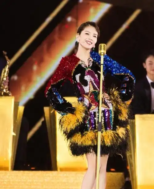 41岁刘涛真美啊!穿紧身亮片裙勾勒出窈窕身材,剪刘海后更温柔了