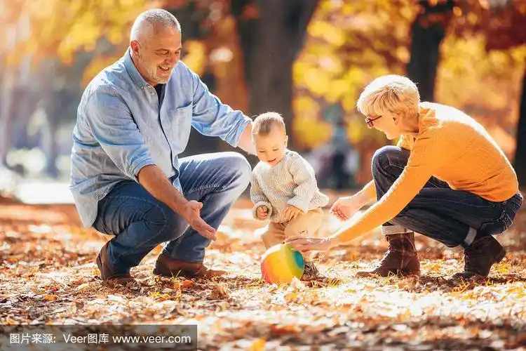 爷爷奶奶和孙子一起在秋天公园里