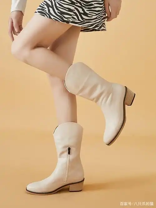 女人过了40岁,靴子建议穿短点,今年流行"过踝不过膝",真洋气