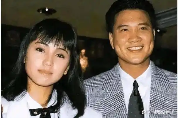 67岁万梓良现状:落魄商演,穿地摊货戴假珠宝,与周润发比太心酸