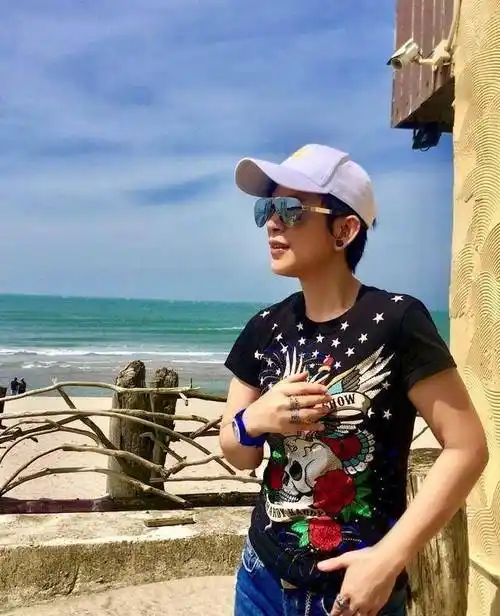 也就说潘美辰的发展要更优于潘协庆,加上从前一起生活的时候兄妹之间