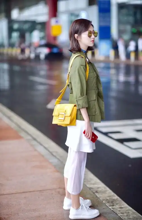 景甜现身机场 帅气随性大玩混搭风