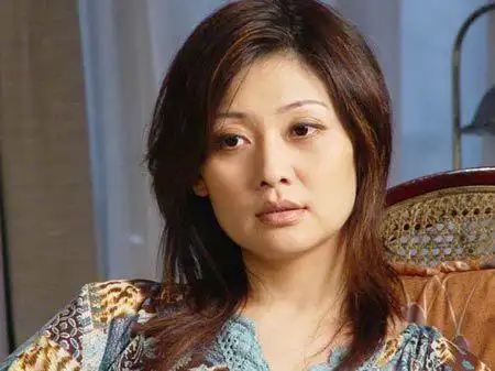 首页 明星资讯许亚军的第一任妻子是黄建萍,是中国儿童艺术剧院的演员