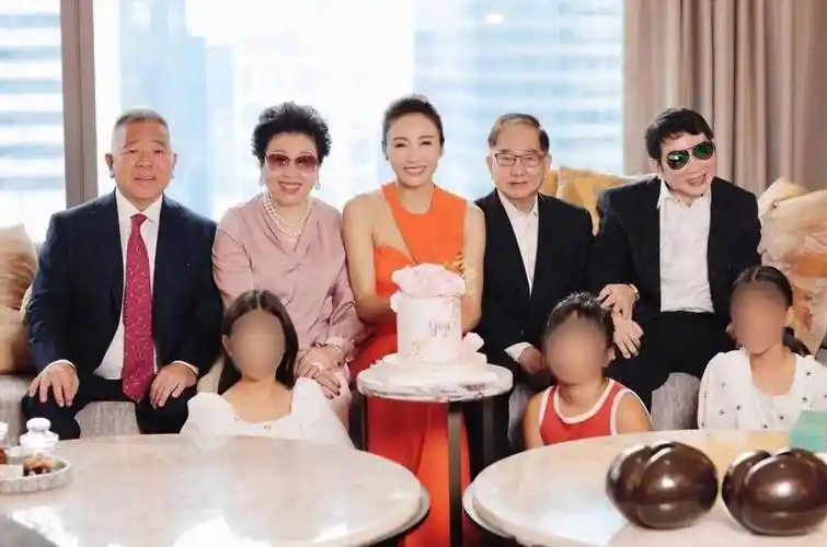 李嘉欣为黎姿庆生!久违合体破不和传闻,携百亿名媛嗨唱生日歌