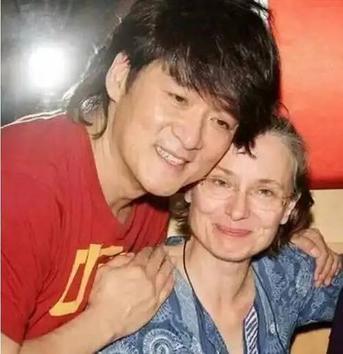 周华健28岁儿子和24岁女儿的近照!长得不像混血儿,就像外国人!