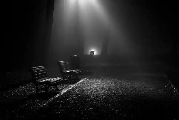 每当夜灯落暗,一个人拖着一天的疲惫回到床沿,便世界与你无关!