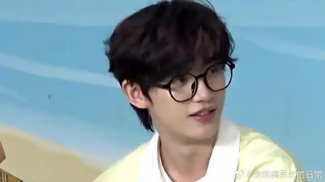 丁程鑫戴眼镜好奶##果然是时代少年团的心头镜##女大有自己的早八三