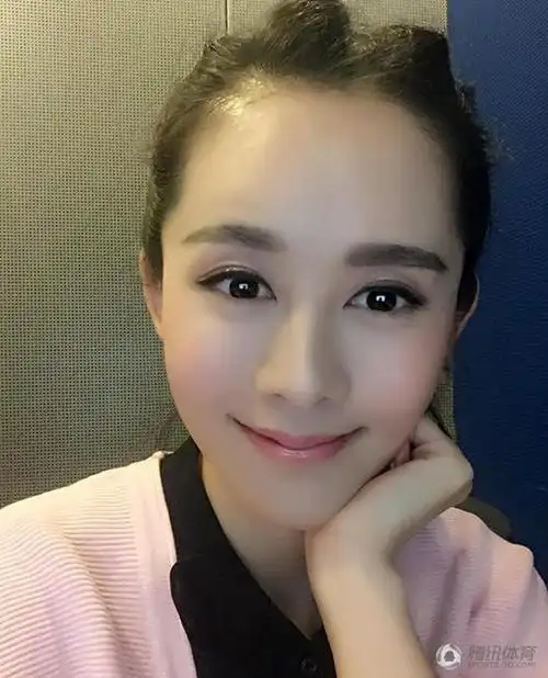 央视美女主播直播间自拍照走红:清纯可爱